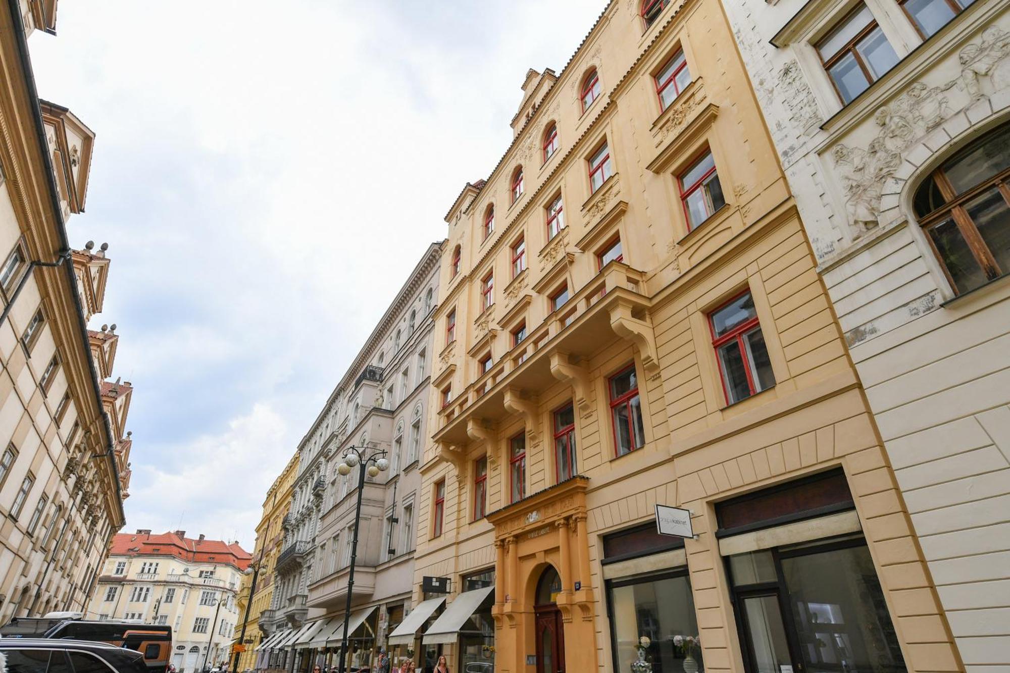 Stunning Charles Bridge Apartment — Photos 1