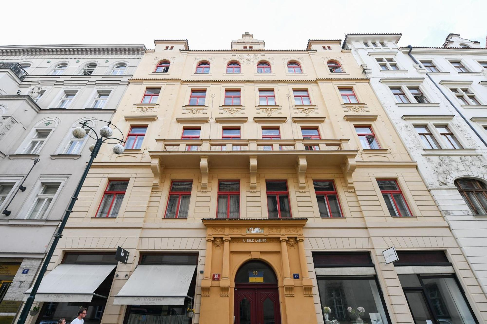 Stunning Charles Bridge Apartment — Photos 2