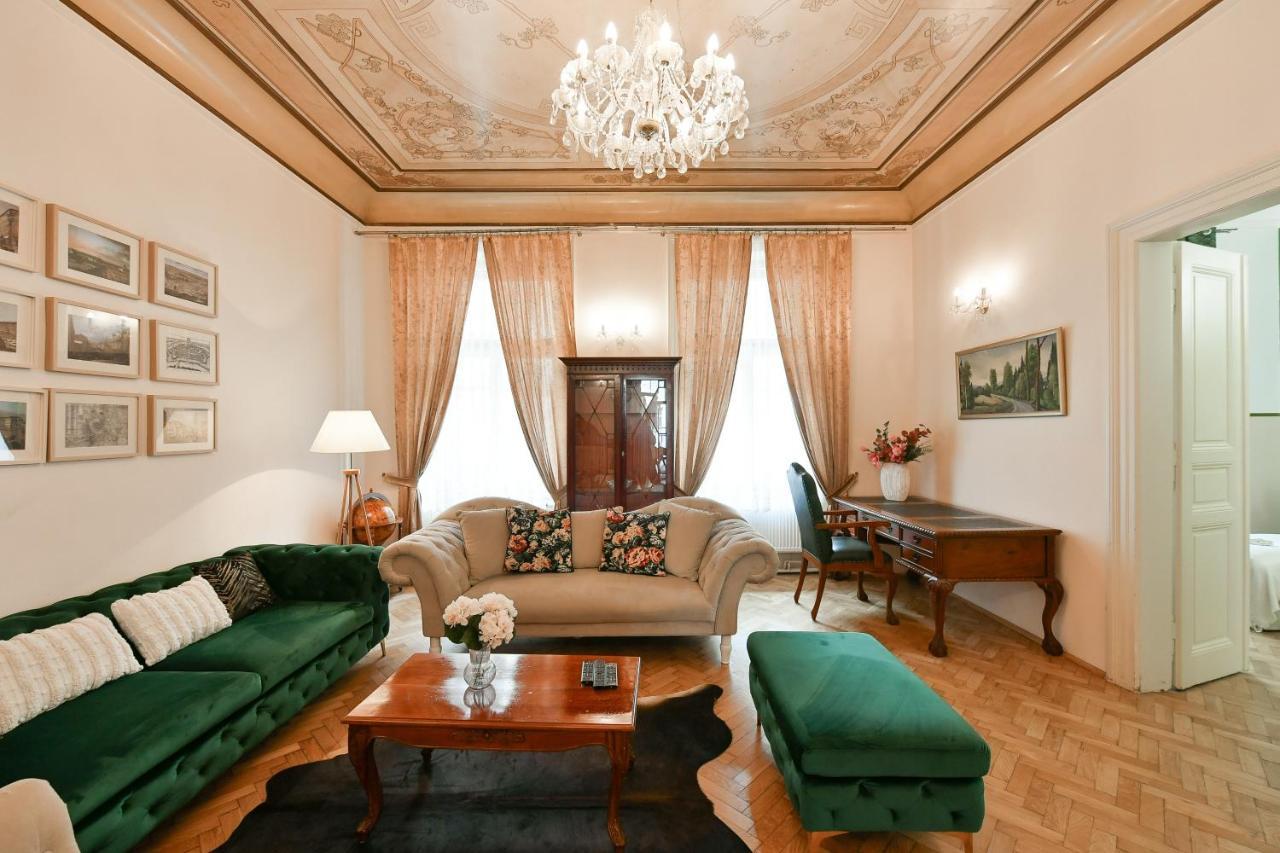 Stunning Charles Bridge Apartment — Photos 3